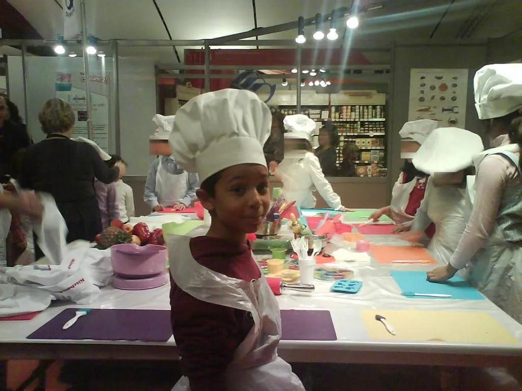 Atelier culinaire pour enfants sur un salon