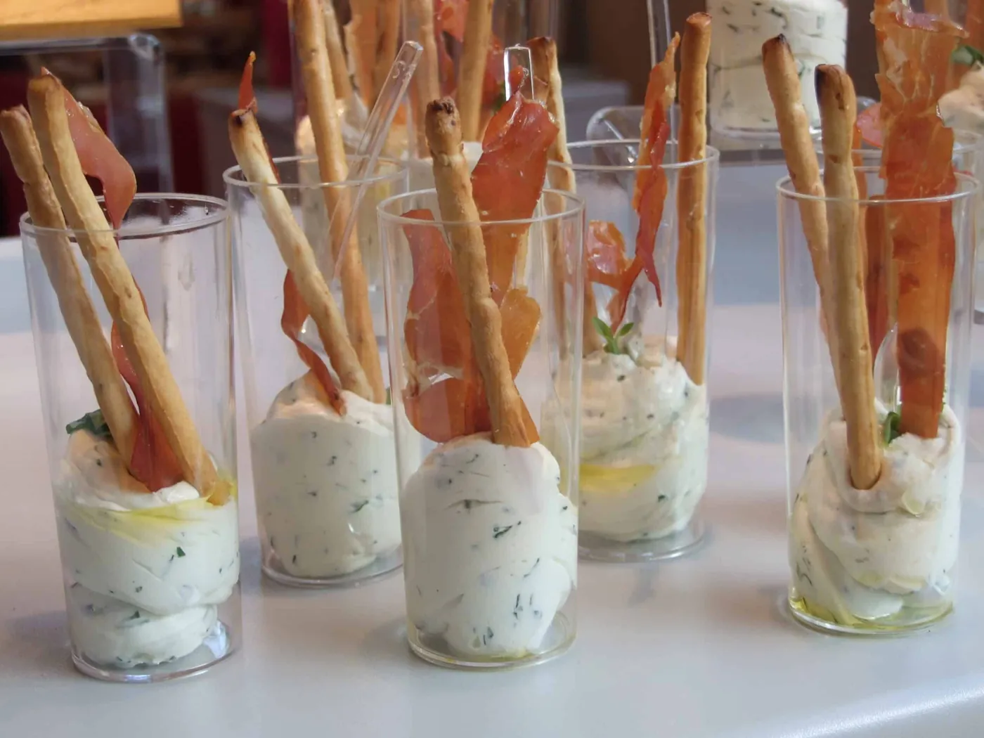 Verrines de fromage frais aux herbes, gressins et jambon cru